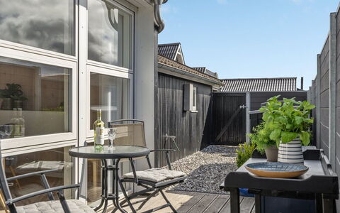 Kei - 75M from the Sea: Toit, Maison, Domicile, Chalet, Siding, Biens, Allée, Batiments Jardin, Cour, Cabanon