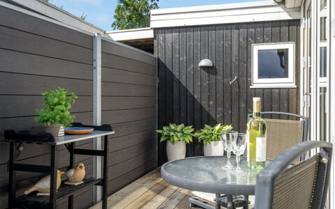 Kei - 75M from the Sea: Toit, Maison, Domicile, Chalet, Siding, Biens, Allée, Batiments Jardin, Cour, Cabanon