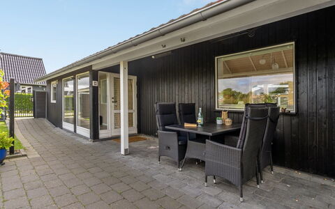 Kei - 75M from the Sea: Toit, Maison, Domicile, Chalet, Siding, Biens, Allée, Batiments Jardin, Cour, Cabanon
