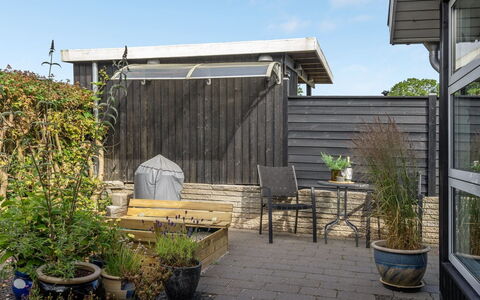 Kei - 75M from the Sea: Toit, Maison, Domicile, Chalet, Siding, Biens, Allée, Batiments Jardin, Cour, Cabanon