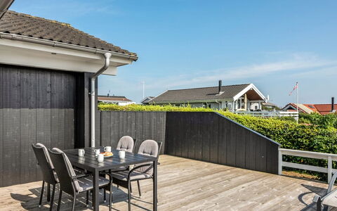 Maj - 150M from the Sea: Meubles, Design Intérieur, Sol, Bois, Sol, Plafond, Parquet, Chaise, Table, Éclairage