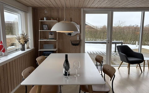 Serey - 500M from the Sea: Meubles, Mobilier De Jardin, Vaisselle, Table, Drinkware, Chaise, Tableau De Plein Air, Aliments, Bouteille