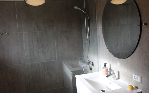 Serey - 500M from the Sea: Sol, Luminaire Plomberie, Salle De Bains, Lavabo, Mur, Sol, Évier, Design Intérieur, Robinet, Plomberie