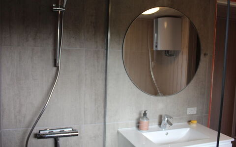 Serey - 500M from the Sea: Mur, Luminaire Plomberie, Salle De Bains, Design Intérieur, Sol, Sol, Plomberie, Lavabo, Robinet, Pièce