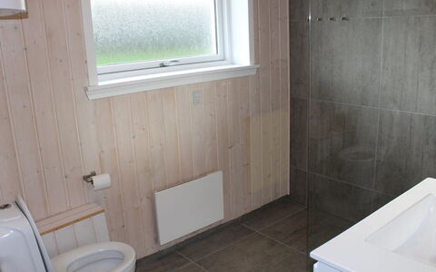 Serey - 500M from the Sea: Sol, Mur, Salle De Bains, Luminaire Plomberie, Sol, Bois, Siège De Toilette, Toilette, Design Intérieur, Plomberie