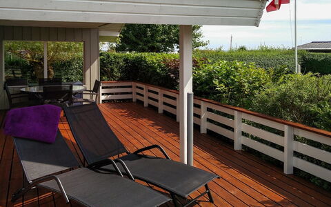 Stenkil - 250M from the Sea: Toit, Maison, Domicile, Chalet, Porte, Siding, Plate-Forme, Porche, Planche, Dur
