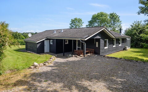 Peder - 950M from the Sea: Meubles, Domicile, Porte, Chaise, Mobilier De Jardin, Table Cuisine Et Salle A Manger, Tableau De Plein Air, Ombre, Cour, Peindre