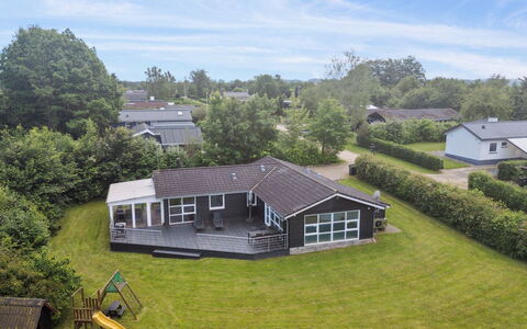 Peder - 950M from the Sea: Meubles, Domicile, Porte, Chaise, Mobilier De Jardin, Table Cuisine Et Salle A Manger, Tableau De Plein Air, Ombre, Cour, Peindre