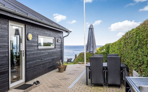 Majbritt - 50M from the Sea: Bois, Porte, Domicile, Maison, Chalet, Plate-Forme, Siding, Porche, Planche, Dur