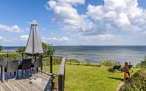Majbritt - 50M from the Sea: Toit, Maison, Domicile, Chalet, Siding, Biens, Allée, Batiments Jardin, Cour, Cabanon