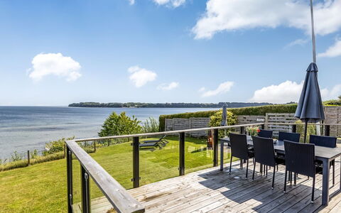 Majbritt - 50M from the Sea: Toit, Maison, Domicile, Chalet, Siding, Biens, Allée, Batiments Jardin, Cour, Cabanon