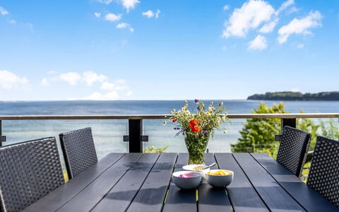 Majbritt - 50M from the Sea: Toit, Maison, Domicile, Chalet, Siding, Biens, Allée, Batiments Jardin, Cour, Cabanon
