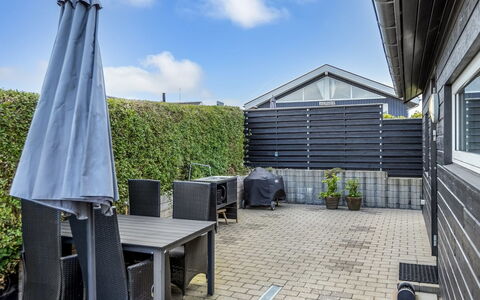 Majbritt - 50M from the Sea: Toit, Maison, Domicile, Chalet, Siding, Biens, Allée, Batiments Jardin, Cour, Cabanon