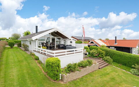 Heimeram - 150M from the Sea: Toit, Maison, Domicile, Chalet, Porte, Siding, Plate-Forme, Porche, Planche, Dur