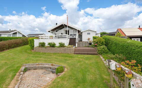 Heimeram - 150M from the Sea: Toit, Maison, Domicile, Chalet, Porte, Siding, Plate-Forme, Porche, Planche, Dur