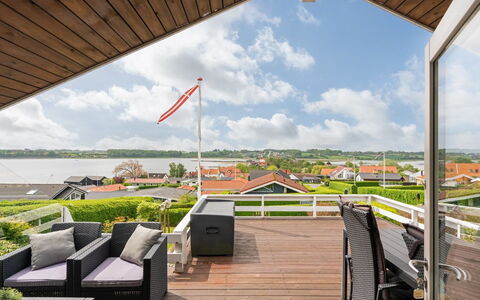 Heimeram - 150M from the Sea: Toit, Maison, Domicile, Chalet, Porte, Siding, Plate-Forme, Porche, Planche, Dur