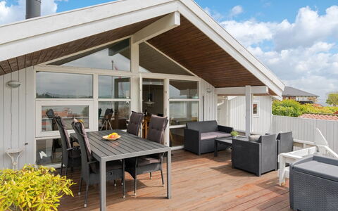 Heimeram - 150M from the Sea: Toit, Maison, Domicile, Chalet, Porte, Siding, Plate-Forme, Porche, Planche, Dur