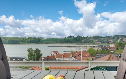 Heimeram - 150M from the Sea: Toit, Maison, Domicile, Chalet, Porte, Siding, Plate-Forme, Porche, Planche, Dur
