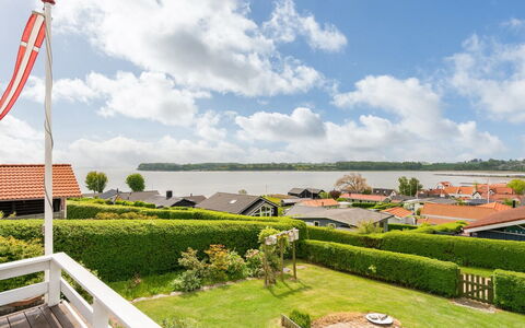 Heimeram - 150M from the Sea: Toit, Maison, Domicile, Chalet, Porte, Siding, Plate-Forme, Porche, Planche, Dur