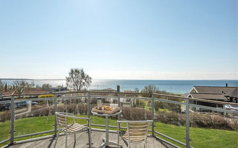 Snezana - 150M from the Sea: Toit, Maison, Lot Terre, Domicile, Chalet, Biens, Batiments Jardin, Ombre, Cabane En Rondins, Aménagement Paysager