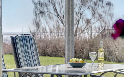 Snezana - 150M from the Sea: Toit, Maison, Lot Terre, Domicile, Chalet, Biens, Batiments Jardin, Ombre, Cabane En Rondins, Aménagement Paysager