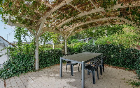 Snezana - 150M from the Sea: Toit, Maison, Lot Terre, Domicile, Chalet, Biens, Batiments Jardin, Ombre, Cabane En Rondins, Aménagement Paysager