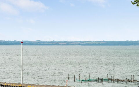 Snezana - 150M from the Sea: Toit, Maison, Lot Terre, Domicile, Chalet, Biens, Batiments Jardin, Ombre, Cabane En Rondins, Aménagement Paysager
