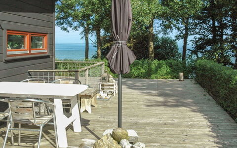 Pirjo - 50M from the Sea: Toit, Maison, Lot Terre, Domicile, Chalet, Biens, Batiments Jardin, Ombre, Cabane En Rondins, Aménagement Paysager