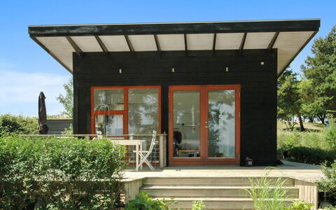 Pirjo - 50M from the Sea: Toit, Maison, Lot Terre, Domicile, Chalet, Biens, Batiments Jardin, Ombre, Cabane En Rondins, Aménagement Paysager