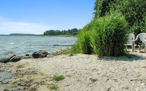 Pirjo - 50M from the Sea: Toit, Maison, Lot Terre, Domicile, Chalet, Biens, Batiments Jardin, Ombre, Cabane En Rondins, Aménagement Paysager