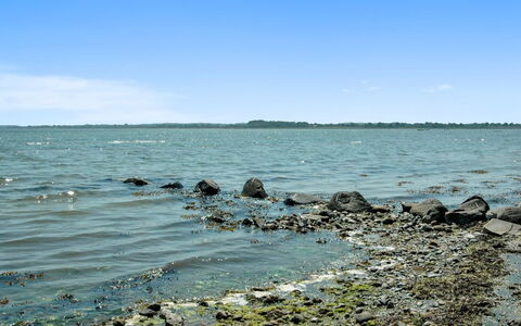 Pirjo - 50M from the Sea: Toit, Maison, Lot Terre, Domicile, Chalet, Biens, Batiments Jardin, Ombre, Cabane En Rondins, Aménagement Paysager