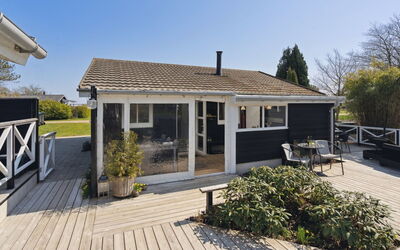 Anisa - 400M from the Sea