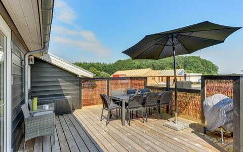 Iorund - 550M from the Sea: Toit, Maison, Domicile, Chalet, Porte, Siding, Plate-Forme, Porche, Planche, Dur