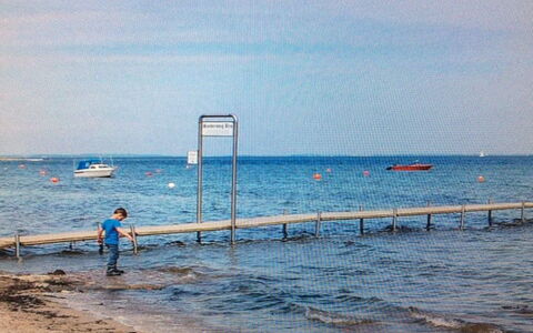 Iorund - 550M from the Sea: Toit, Maison, Domicile, Chalet, Porte, Siding, Plate-Forme, Porche, Planche, Dur
