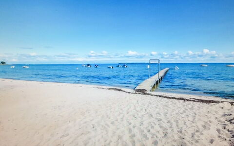 Iorund - 550M from the Sea: Toit, Maison, Domicile, Chalet, Porte, Siding, Plate-Forme, Porche, Planche, Dur
