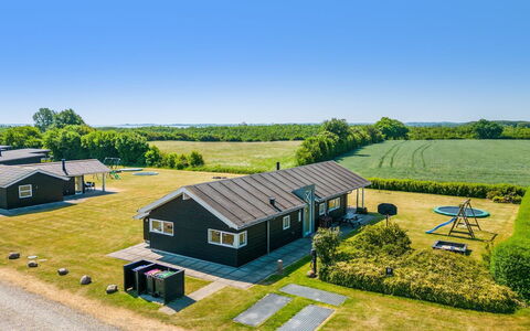 Iorund - 550M from the Sea: Toit, Maison, Domicile, Chalet, Porte, Siding, Plate-Forme, Porche, Planche, Dur