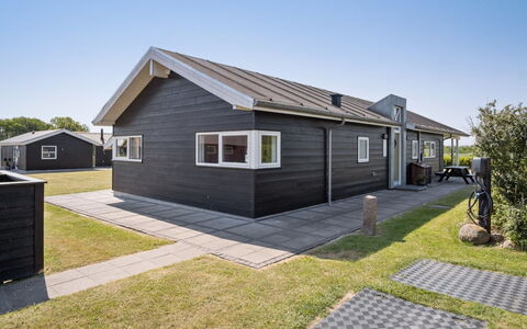 Iorund - 550M from the Sea: Toit, Maison, Domicile, Chalet, Porte, Siding, Plate-Forme, Porche, Planche, Dur