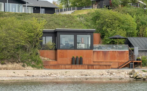 Florinda - 10M from the Sea: Bleu, Arbuste, Chalet, Couverture De Sol, Jardin, Biens, Ombre, Aménagement Paysager, Ferme, Eco Hôtel