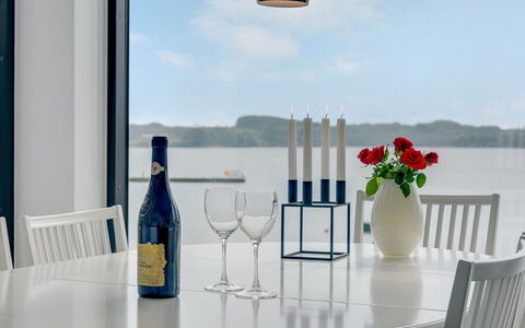 Florinda - 10M from the Sea: Bleu, Arbuste, Chalet, Couverture De Sol, Jardin, Biens, Ombre, Aménagement Paysager, Ferme, Eco Hôtel