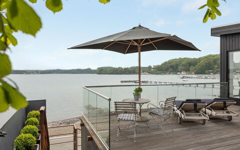 Florinda - 10M from the Sea: Bleu, Arbuste, Chalet, Couverture De Sol, Jardin, Biens, Ombre, Aménagement Paysager, Ferme, Eco Hôtel