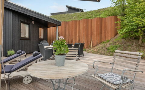 Florinda - 10M from the Sea: Bleu, Arbuste, Chalet, Couverture De Sol, Jardin, Biens, Ombre, Aménagement Paysager, Ferme, Eco Hôtel