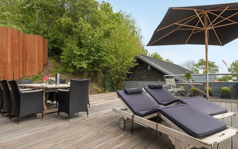 Florinda - 10M from the Sea: Bleu, Arbuste, Chalet, Couverture De Sol, Jardin, Biens, Ombre, Aménagement Paysager, Ferme, Eco Hôtel