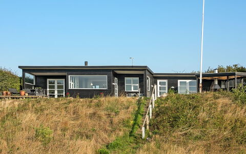 Kaapo - 300M from the Sea: Bleu, Arbuste, Chalet, Couverture De Sol, Jardin, Biens, Ombre, Aménagement Paysager, Ferme, Eco Hôtel