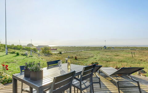 Kaapo - 300M from the Sea: Bleu, Arbuste, Chalet, Couverture De Sol, Jardin, Biens, Ombre, Aménagement Paysager, Ferme, Eco Hôtel