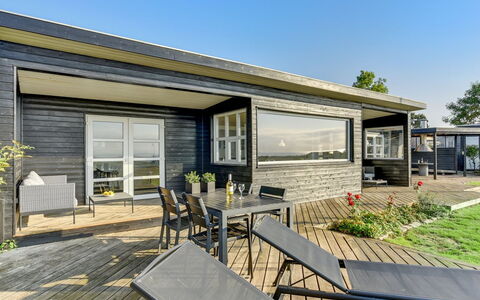Kaapo - 300M from the Sea: Domicile, Toit, Maison, Chalet, Biens, Porte, Porche, Siding, Ferme, Ombre