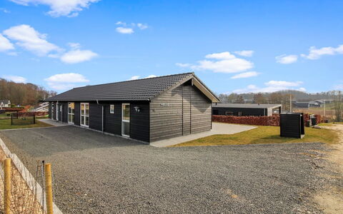 Yakari - 300M from the Sea: Maison, Toit, Domicile, Chalet, Biens, Ferme, Villa, Porche, Siding
