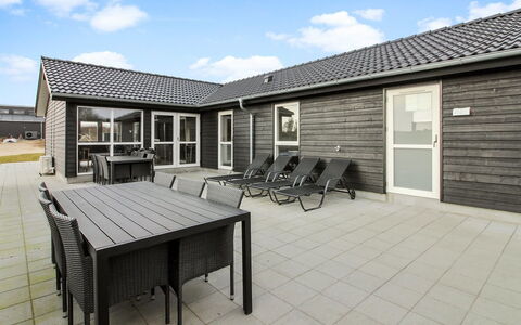 Yakari - 300M from the Sea: Meubles, Design Intérieur, Sol, Bois, Sol, Plafond, Parquet, Chaise, Table, Éclairage