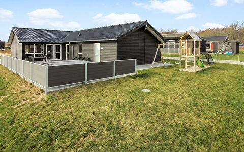 Yakari - 300M from the Sea: Meubles, Design Intérieur, Sol, Bois, Sol, Plafond, Parquet, Chaise, Table, Éclairage
