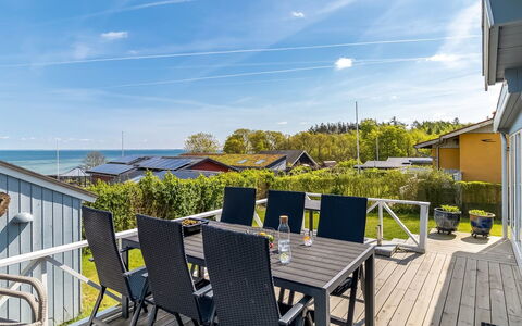 Stamena - 200M from the Sea: Toit, Maison, Domicile, Chalet, Porte, Siding, Plate-Forme, Porche, Planche, Dur