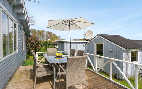 Stamena - 200M from the Sea: Toit, Maison, Domicile, Chalet, Porte, Siding, Plate-Forme, Porche, Planche, Dur
